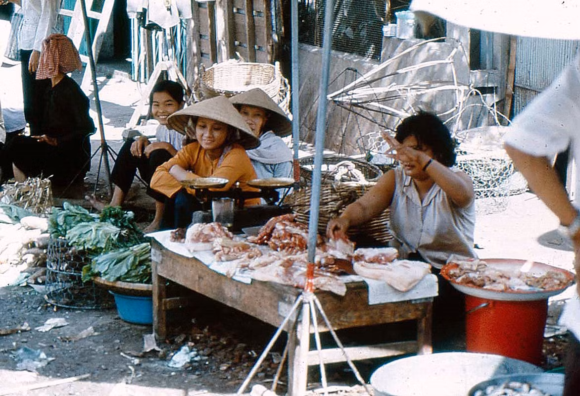 Chợ cóc ven đường.