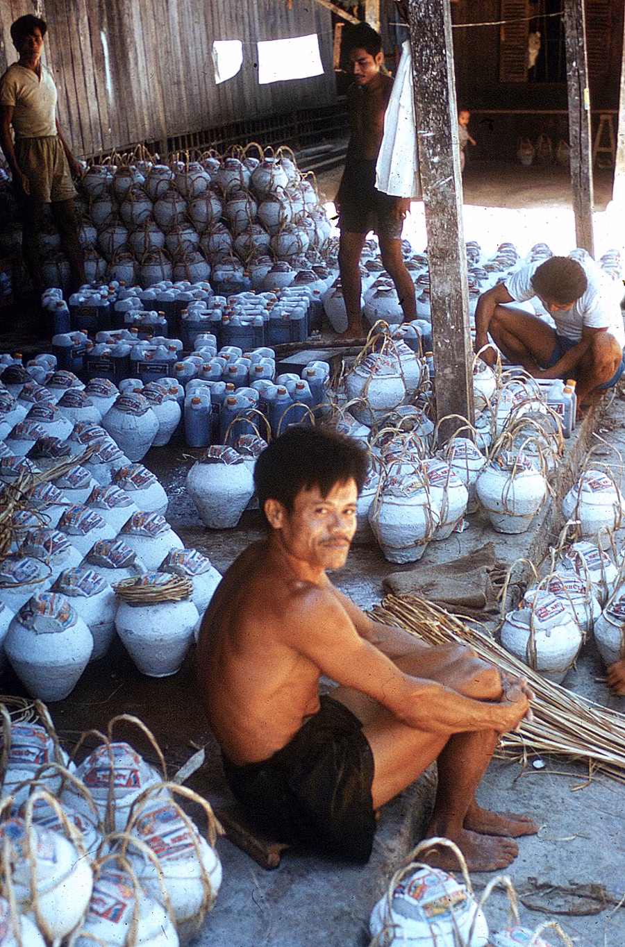 Tại một xưởng làm nước mắm.