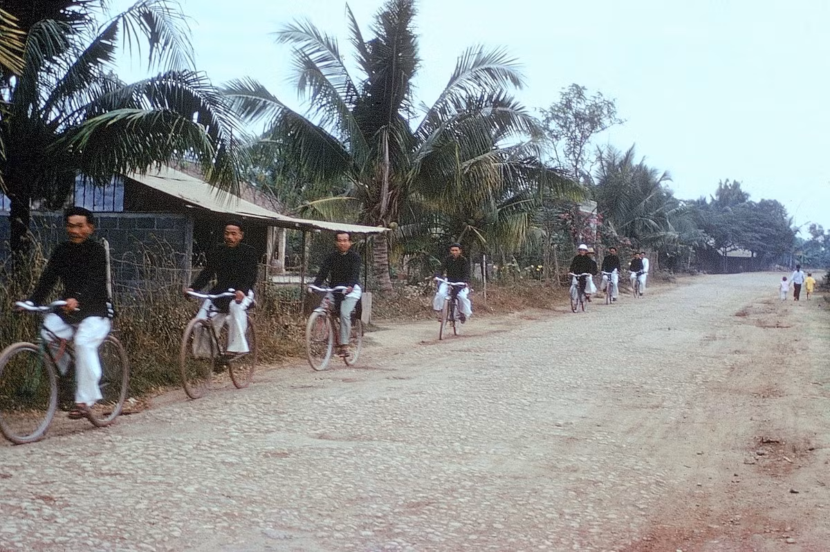 Các quý ông du xuân dịp Tết ở Định Tường.