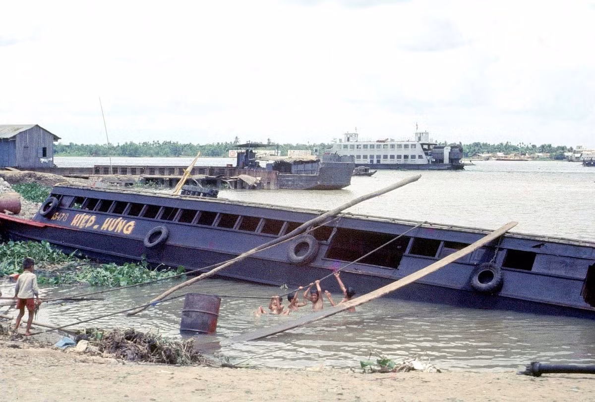 Quang cảnh tại bến phà giữa Định Tường (là một phần của tỉnh Tiền Giang ngày nay) và Vĩnh Long.