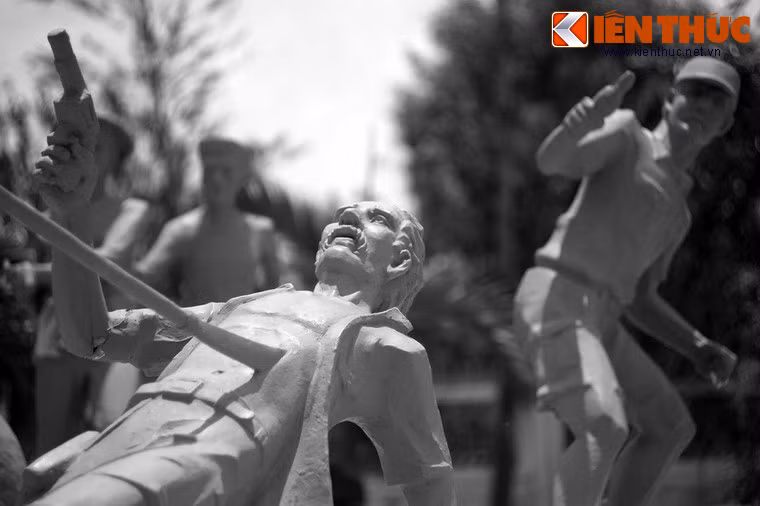 Tuy bị thương rất nặng, Mười Chức vẫn cầm mác gượng nhào tới, đâm trúng bụng tên Tournier rồi cả hai đều ngã xuống.