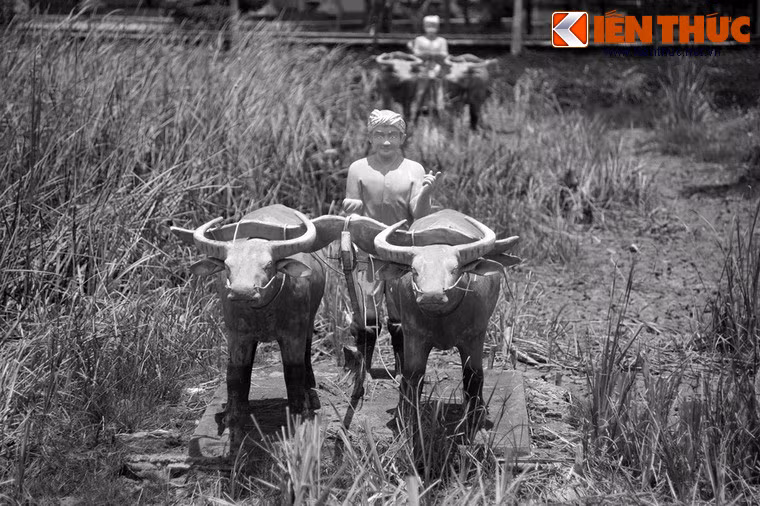 Trong khi mọi người đang yên ổn làm ăn trên đồng Nọc Nạn thì có một cường hào ở vùng Giá Rai đã lợi dụng thời cơ, dựa vào thế lực của thực dân Pháp vận động đứng ra lập sổ để một người tên là Mã Ngân đứng làm tấm bình phong, rồi xin đóng thuế với thực dân Pháp để cướp đoạt đất đai do công lao của gia đình Biện Toại tạo ra. Ảnh: Mô hình phục dựng trong khu di tích.