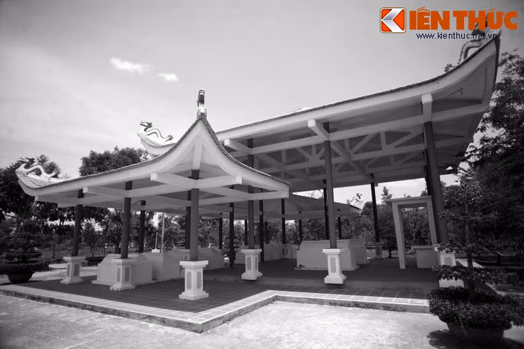 Anh em của Mười Chức tấn công bọn lính mã tà và tên cò Bouzou. Cò Bouzou rút súng lục bắn làm bị thương nặng bốn người. Ảnh: Khu mộ của gia đình anh em Biện Toại - Mười Chức.