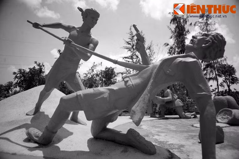 Từ trong xóm, anh em Biện Toại chạy ra mang theo nào là súng, gậy gộc để chống lại tên cò Tournier. Khi Mười Chức chạy đến, tên cò Tournier bắn chỉ thiên một phát, nhưng Mười Chức cứ tiến tới và tên cò lại nhắm ngay Mười Chức mà bắn.