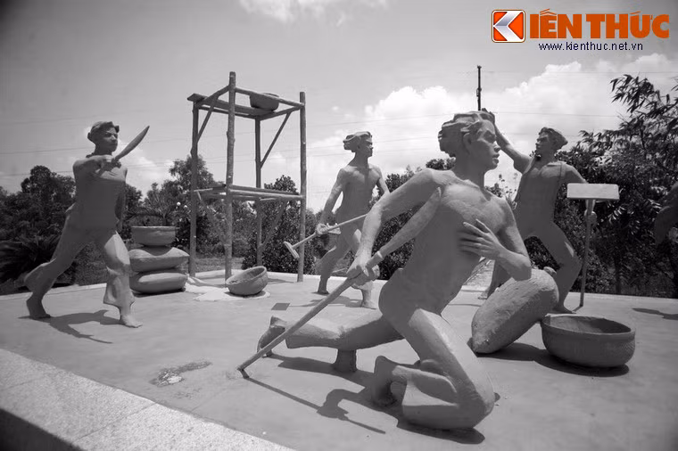 Anh em nhà Biện Toại cất nhà rải rác hơi xa nhau, sát bờ rạch. Đống lúa thì ở ngoài ruộng, cách nhà họ chừng 500 thước. Dọc đường, khi đi ngang nhà Biện Toại hương hào bèn kêu réo để mời chứng kiến việc đong lúa nhưng không ai trả lời. Nhà cứ đóng cửa. Lập tức, hương hào bèn đến nhà Biện Toại và đến nhà bà mẹ là bà hương chánh Luông. Chẳng ai chịu đến cả.