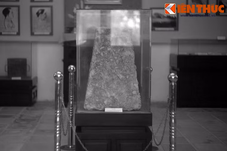 Sau đó, tên cường hào cùng tên Mã Ngân đem lính tráng vào đồng Nọc Nạn, tự tiện cắm trụ đá làm ranh đất, bắt hết thảy đám nông dân có công khai hoang phải ký giấy làm tá điền mướn ruộng. Ảnh: Trụ đá ranh giới được lưu giữ trong nhà lưu niệm của khu di tích.