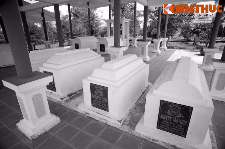 Kết quả, về phía gia đình Biện Toại thì có bốn người chết (ba đứa em ruột và một người em dâu là vợ Mười Chức). Ảnh: Bên trong khu mộ.