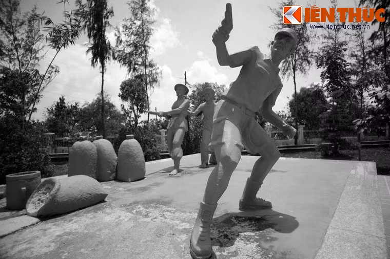 Khoảng 7 giờ sáng, hai tên cò Tây là Tournier và Bouzou cùng bốn lính mã tà từ Bạc Liêu đến Phong Thạnh để tiếp tay với hương chức làng mà thi hành lịnh án của tòa, đong số lúa trên phần đất của anh em Biện Toại - Mười Chức. Hai tên cò này không được cho biết là sẽ gặp khó khăn. Cùng đi với họ đến đống lúa có hương thân, hương hào và hương quản làng sở tại.