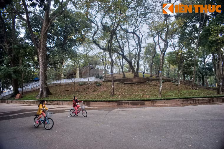 Núi nằm ở phía Tây của Vườn bách thảo Hà Nội, một khu vườn thực vật có lịch sử lâu đời của thủ đô.