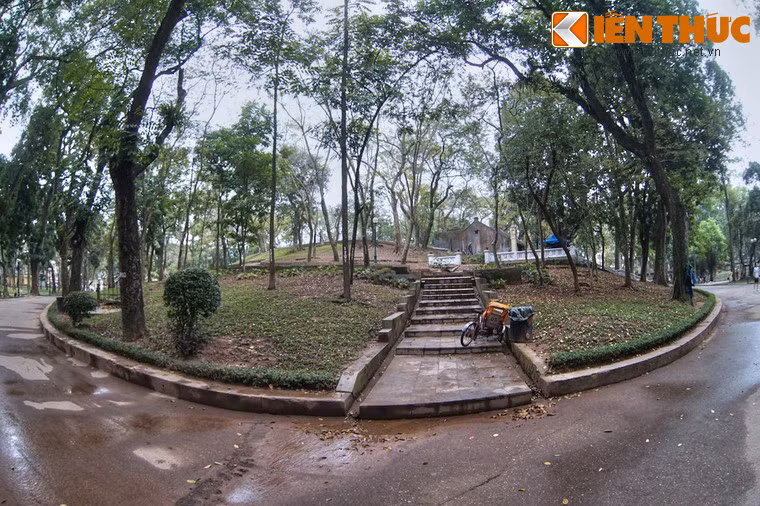 Để cảnh quan bớt đơn điệu do địa hình bằng phẳng, các nhà thiết kế vườn đã cho đắp một ngọn đồi thấp làm điểm nhấn.