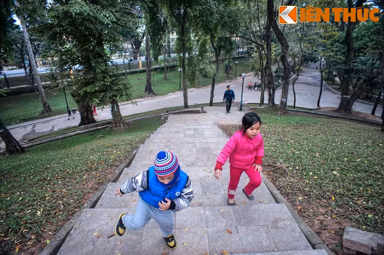 Quả đồi được gọi là núi Nùng, theo tên gọi của một quả núi thiêng huyền thoại gắn với kinh thành Thăng Long xưa, mà nhiều người tin rằng nằm ở khu vực vườn Bách Thảo sau này.