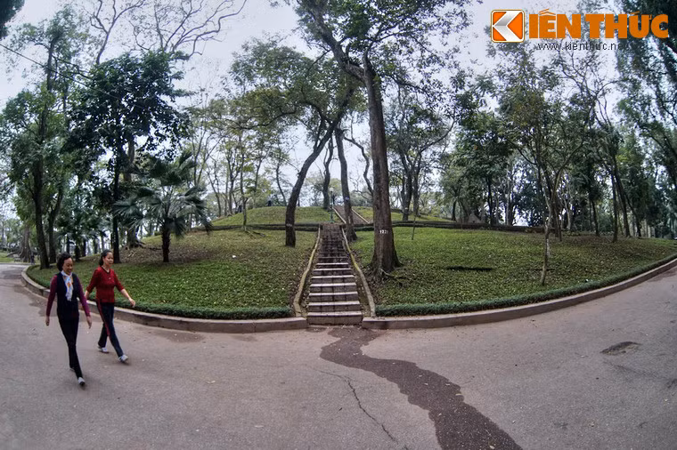 Núi có các cầu thang dẫn lên ở 4 hướng và được chia thành hai tầng bằng một lối đi vòng theo sườn núi.