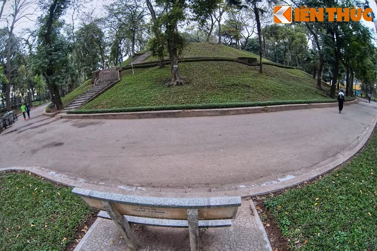 Núi Nùng của vườn bách thảo Hà Nội có quy mô tương đối lớn với chu vi khoảng 300m, cao 10m.