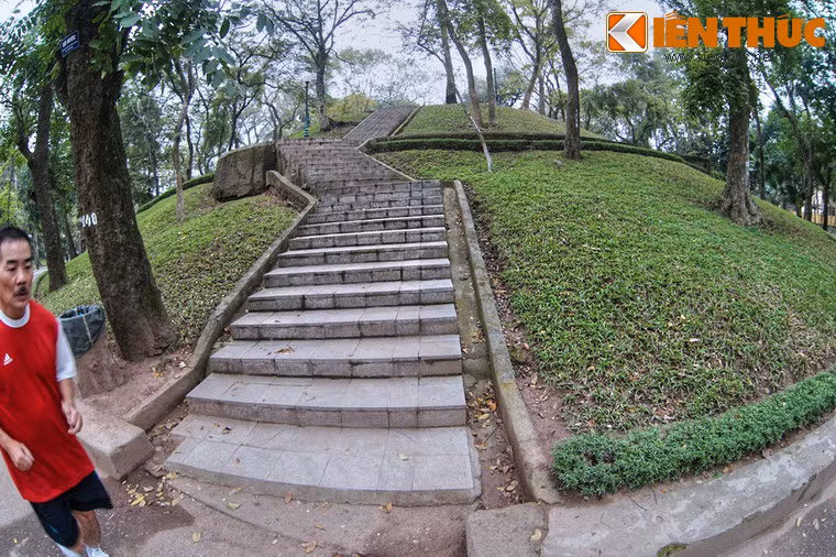 Theo các tư liệu lịch sử, vào thời kỳ thuộc địa, trong địa phận phường Khán Xuân bên cạnh hồ Tây ngày xưa, lợi dụng nơi có một hồ nước đẹp người Pháp đã cho xây dựng ở đây một quần thể vườn bách thảo...