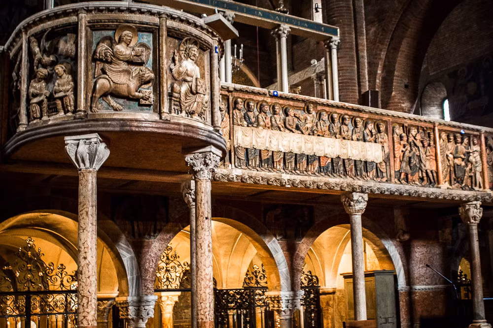 Không gian nội thất nhà thờ được trang hoàng bằng nhiều tác phẩm nghệ thuật giá trị có từ thế kỷ 15, 16 của Antonio Begarelli, Guido Mazzoni.