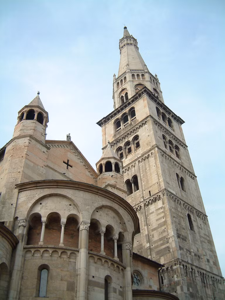 Tòa tháp này được xây năm 1179, ban đầu có 5 tầng, sau này được xây thêm một chỏm 8 cạnh do Arrigo da Campione thiết kế.