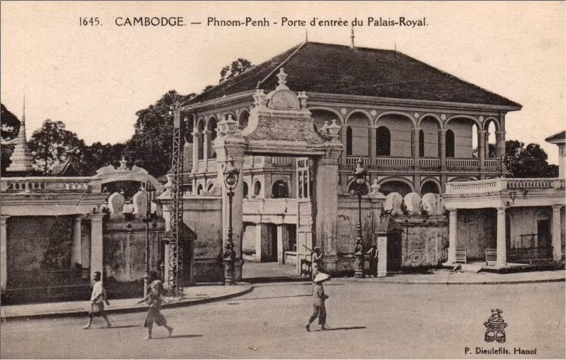 Cổng vào khu cung điện.