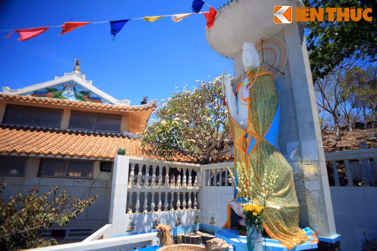 Ngoài chính điện, ngư dân còn lập bàn thờ Cửu Thiên Huyền Nữ, Chúa Ngọc Nương Nương, Chúa Tiên Nương Nương, Chư vị, Bà Mẹ Sanh, Tiền hiền, Hậu hiền... và các miếu thờ Hỏa Tinh Thánh Mẫu, Quan Thánh Đế Quân, Quan Thế Âm Bồ Tát...