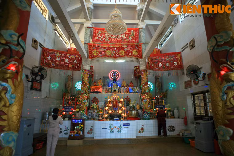 Trong chính điện của Dinh bài trí 7 bàn thờ. Ngay trung tâm là bàn thờ Bà Cô (Lê Thị Hồng) nổi bật với bức tượng Bà Cô cao hơn 0,5 m, mặc áo choàng đỏ, viền kim tuyến, đội mão gắn ngọc. Phía sau cạnh bàn thờ Bà Cô là bàn thờ Diêu Trì Phật Mẫu, Chúa Cậu, Ngũ Hành Nương Nương, Tứ Pháp Nương Nương, Ông Địa, Thần Tài.