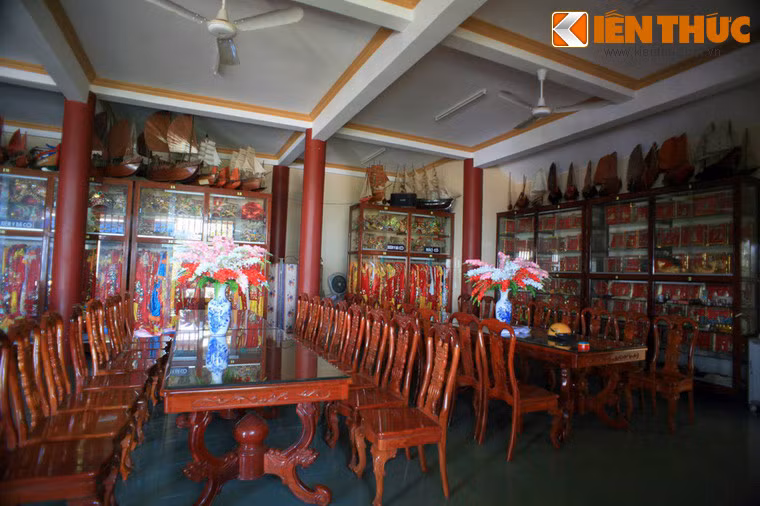 Trong dinh còn có một phòng riêng dùng để bày các lễ vật (nhiều nhất là áo, mão) do người dân dâng cúng.