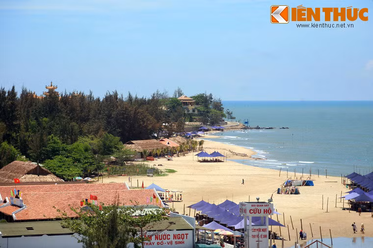 Từ đỉnh đồi, có thể bao quát phong cảnh một vùng rộng lớn của Long Hải.