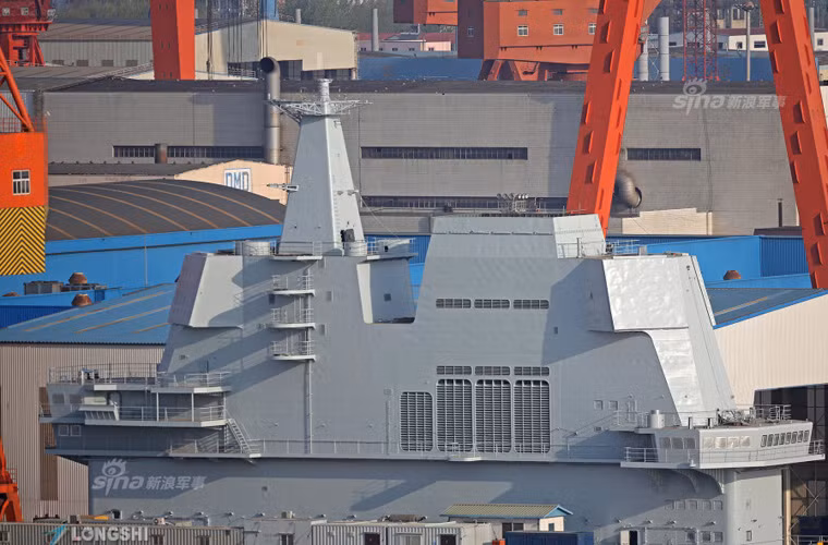 The Diplomat cho rằng, tàu sân bay Type 001A có thể gia nhập Hải quân Trung Quốc trong năm 2018 hoặc 2019. Bên cạnh đó, nước này có thể đã bắt đầu công việc chế tàu chiếc tàu sân bay thứ hai, tạm gọi là Type 002. Nguồn ảnh: Sina