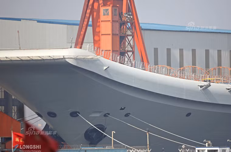 Hiện chưa biết tới bao giờ việc hạ thủy sẽ diễn ra. Tuy nhiên, theo The Diplomat nhận định thì công việc này sẽ diễn ra vào bất cứ lúc nào bởi Type 001A đã hoàn toàn sẵn sàng với việc toàn bộ thân tàu đã được sơn xong, dọn dẹp toàn bộ các giàn giáo lắp quanh thượng tầng. Nguồn ảnh: Sina