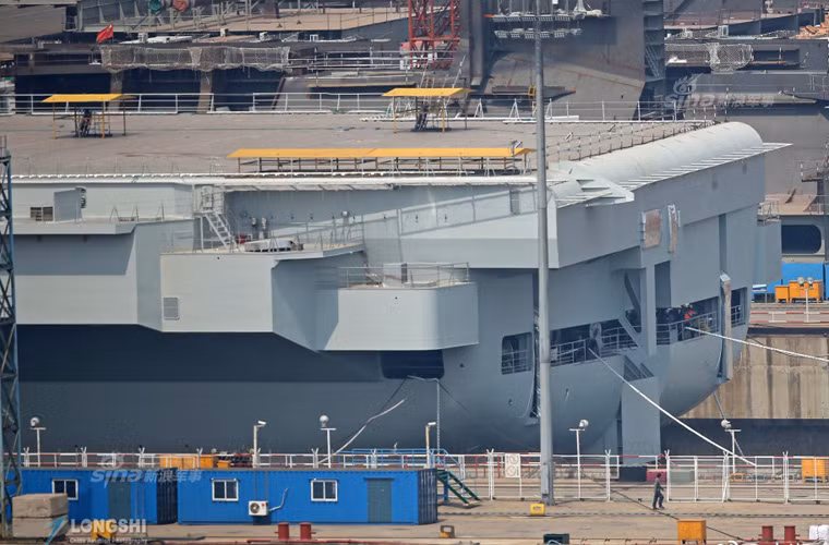 Ước tính, tàu sân bay Type 001A có lượng giãn nước khoảng 70.000 tấn, có khả năng triển khai 36 máy bay tiêm kích hạm J-15. Nguồn ảnh: Sina