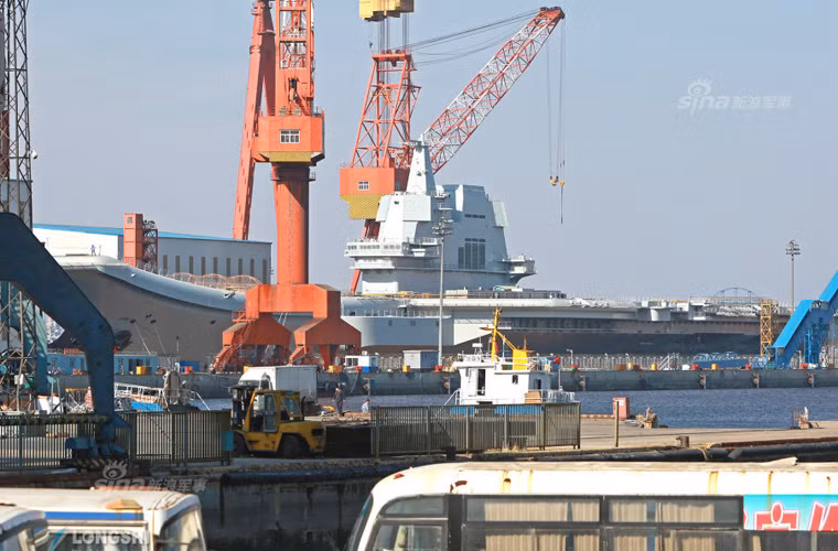 Dẫu vậy, phần thượng tầng của con tàu đã được cải tiến vượt trội Kuznetsov với công nghệ anten mạng pha tích hợp quanh thượng tầng. Thiết kế này góp phần giảm nhiều diện tích phản xạ sóng radar trên biển. Nguồn ảnh: Sina