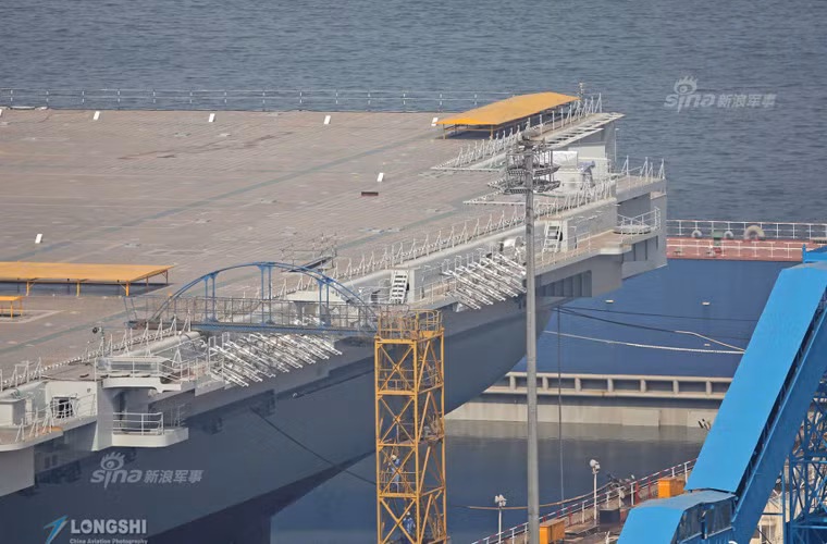 Lý do việc hoãn hạ thủy tàu sân bay tất nhiên không được Bộ Quốc phòng Trung Quốc thông báo. Thay vào đó, theo nguồn tin của tờ Bưu điện Hoa Nam thì việc hạ thủy bị trì soãn do "điều kiện thủy triều không có lợi". Nguồn ảnh: Sina