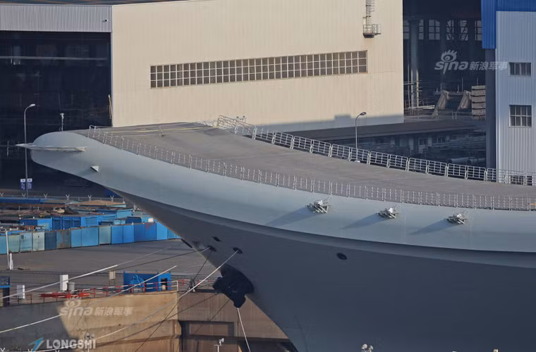 Type 001A xem ra vẫn chưa có máy phóng thủy lực như tàu sân bay Mỹ, thay vào đó nó dùng boong phóng kiểu nhảy cầu. Nguồn ảnh: Sina