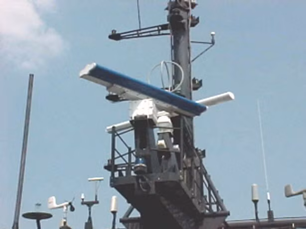 Tàu cũng có một radar loại nhỏ - AN/SPS-73 với chức năng phát hiện và báo động sớm các mục tiêu lạ trên mặt nước cũng như trên không ở độ cao thấp. Nguồn ảnh: Wikipedia