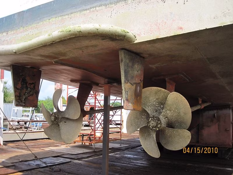 Tàu được thiết kế với hai máy diesel cùng 2 chân vịt cho phép bơi với tốc độ tối đa 29,5 hải lý/h, dự trữ hành trình 5 ngày. Nguồn ảnh: Wikipedia