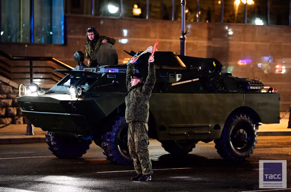 Lực lượng Quân đội Nga ở Vladivostok sẽ duyệt binh với nhiều loại vũ khí được chế tạo dưới thời Liên Xô và kể cả những loại hiện đại mới trang bị gần đây. Trong ảnh, xe thiết giáp trinh sát BRDM thế hệ cũ thời Liên Xô. Nguồn ảnh: TASS