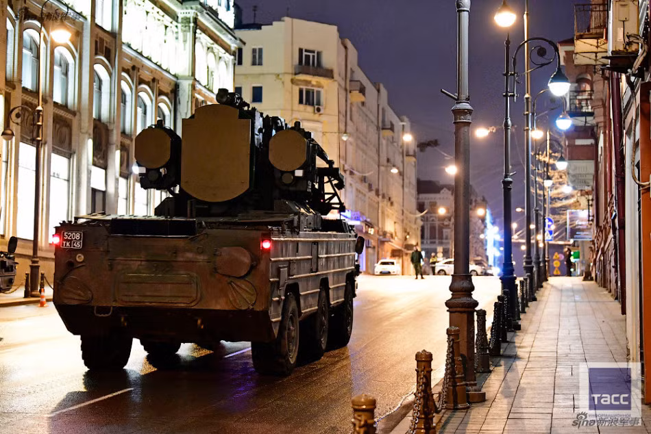 Nhìn từ phía sau tổ hợp tên lửa phòng không 9K33 Osa. Nguồn ảnh: TASS