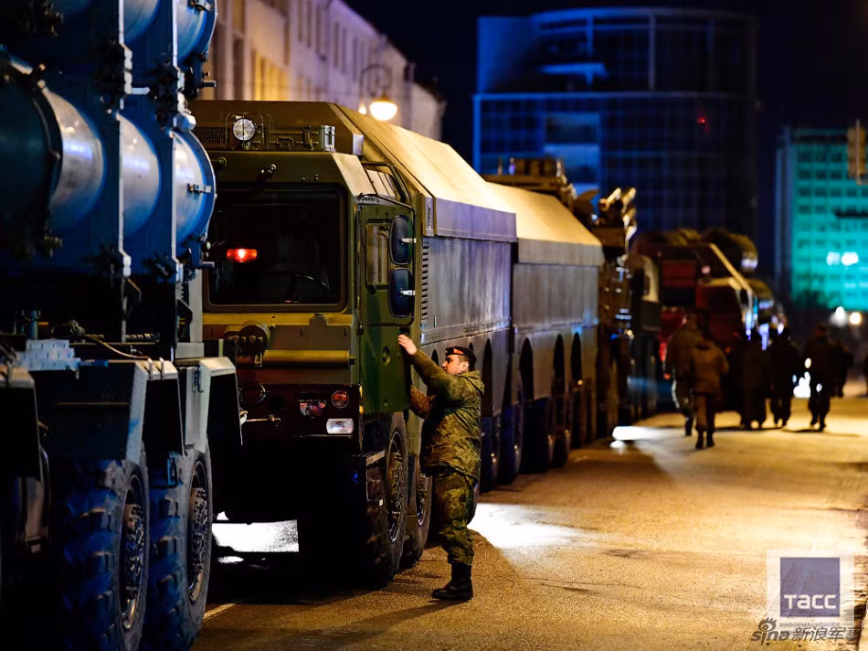 Cùng với cuộc duyệt binh lớn nhất trên Quảng trường Đỏ ở Thủ đô Moscow, khắp các thành phố lớn của nước Nga cũng sẽ tiến hành hoạt động diễu duyệt binh tương tự vào muôn màu muôn vẻ vũ khí khí tài. Nguồn ảnh: TASS