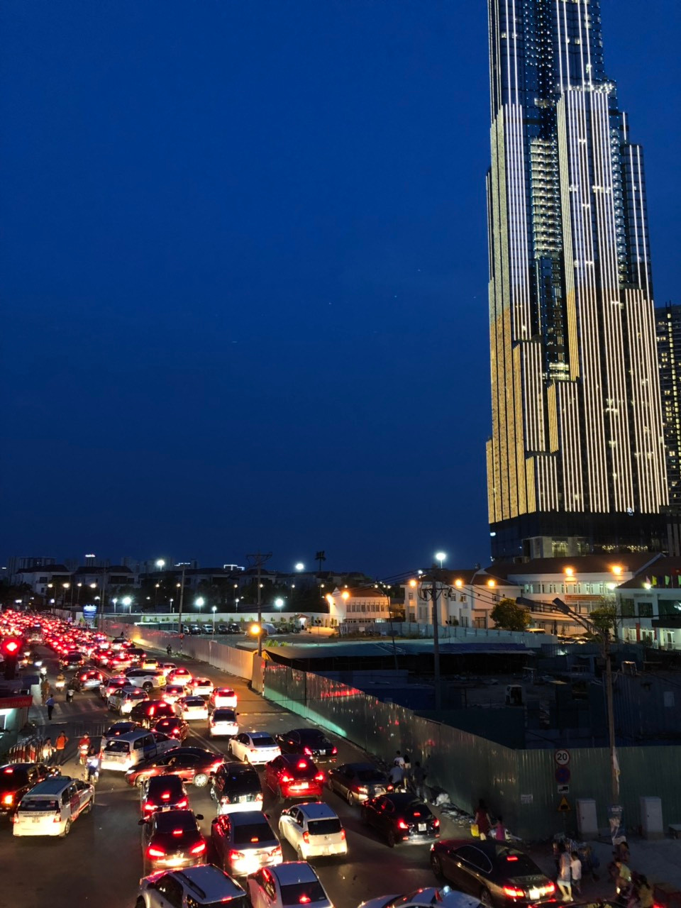 Tòa nhà Landmark 81 trước giờ bắn pháo hoa.
