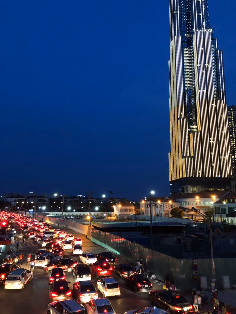 Tòa nhà Landmark 81 trước giờ bắn pháo hoa.