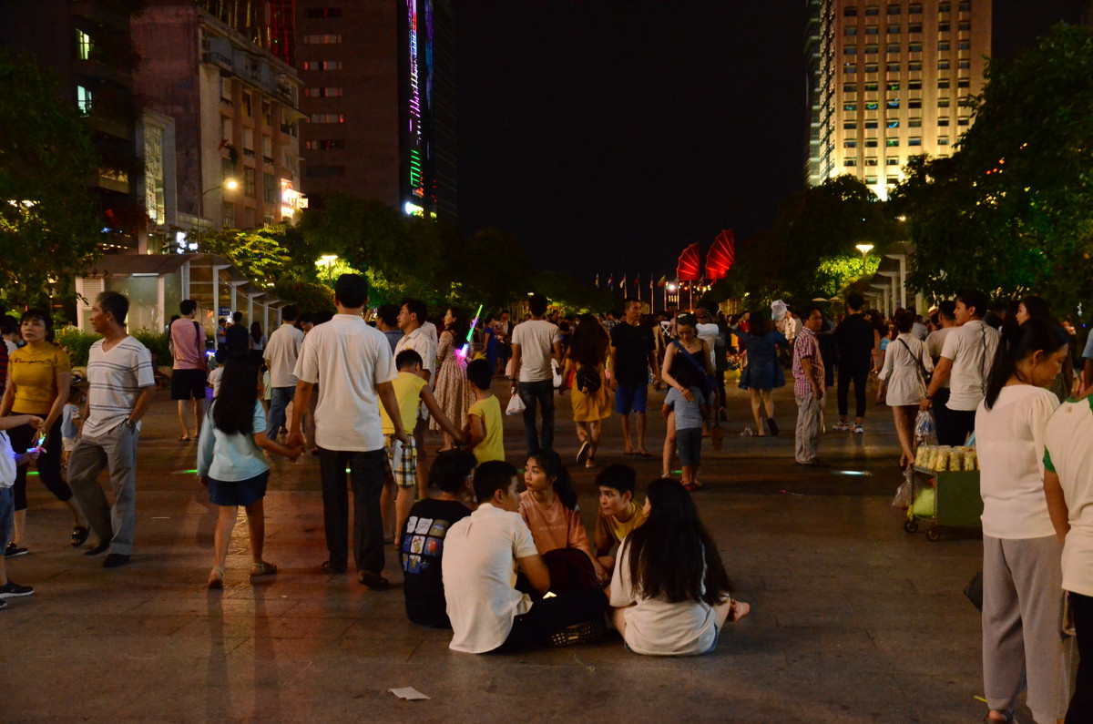 Nhiều người đến phố đi bộ Nguyễn Huệ để xem bắn pháo hoa.