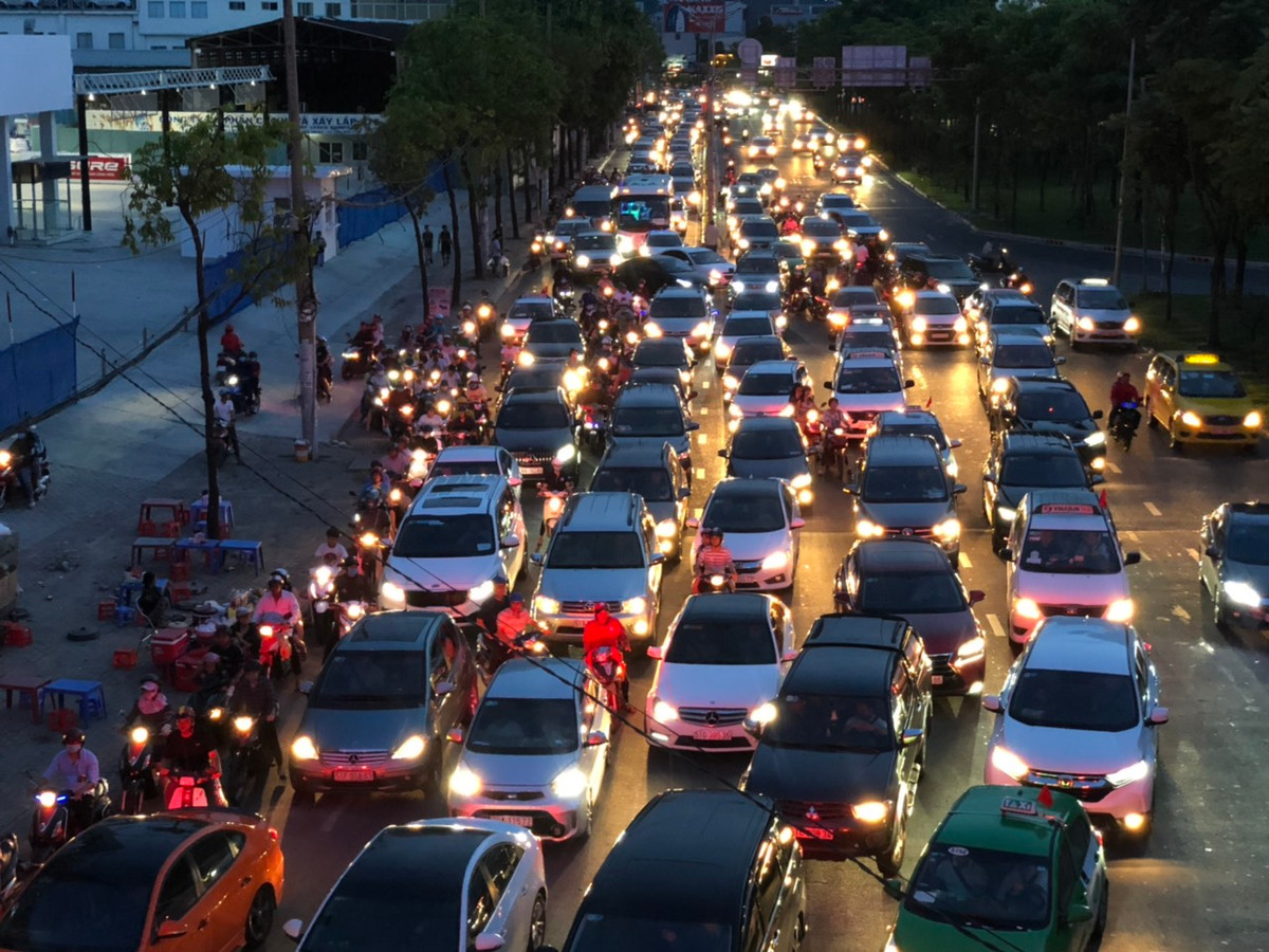 Xe ô tô nhích từng đoạn trên đường Hoàng Văn Thụ, quận Tân Bình.