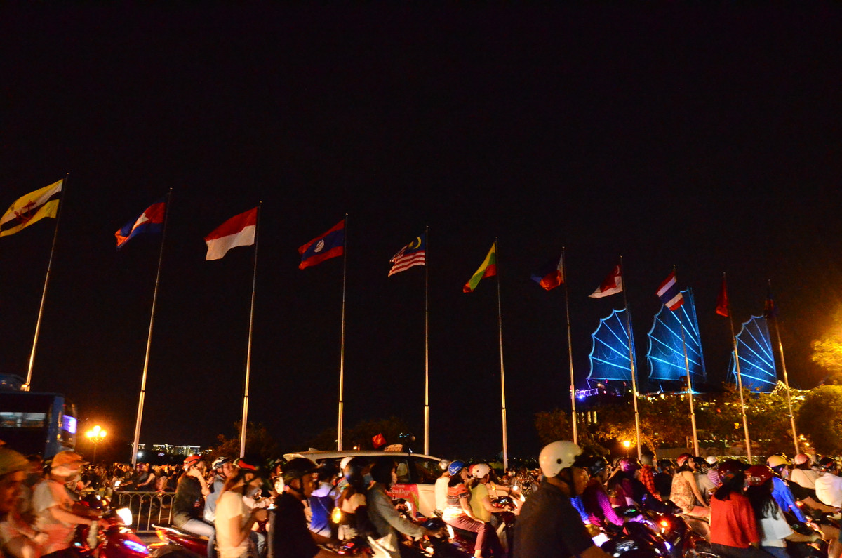 Hàng nghìn người đổ về khu vực công viên Bạch Đằng chờ xem pháo hoa lễ 30/4.