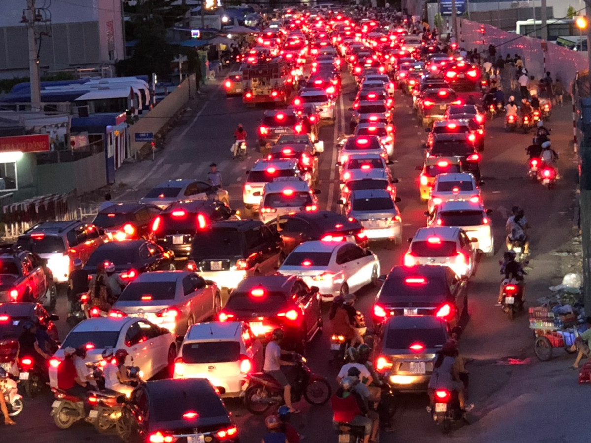 Lượng xe đổ về trung tâm TP HCM ngày một đông.