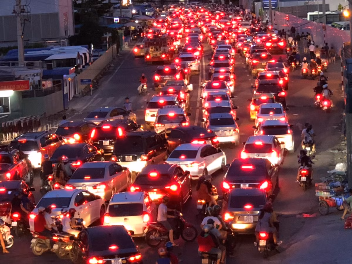 Lượng xe đổ về trung tâm TP HCM ngày một đông.