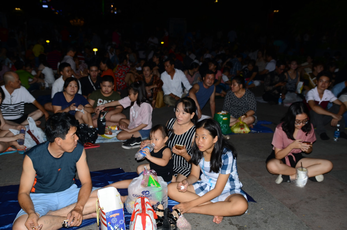 Nhiều người dân đến phố đi bộ Nguyễn Huệ từ chiều để chọn vị trí xem pháo hoa đẹp nhất.