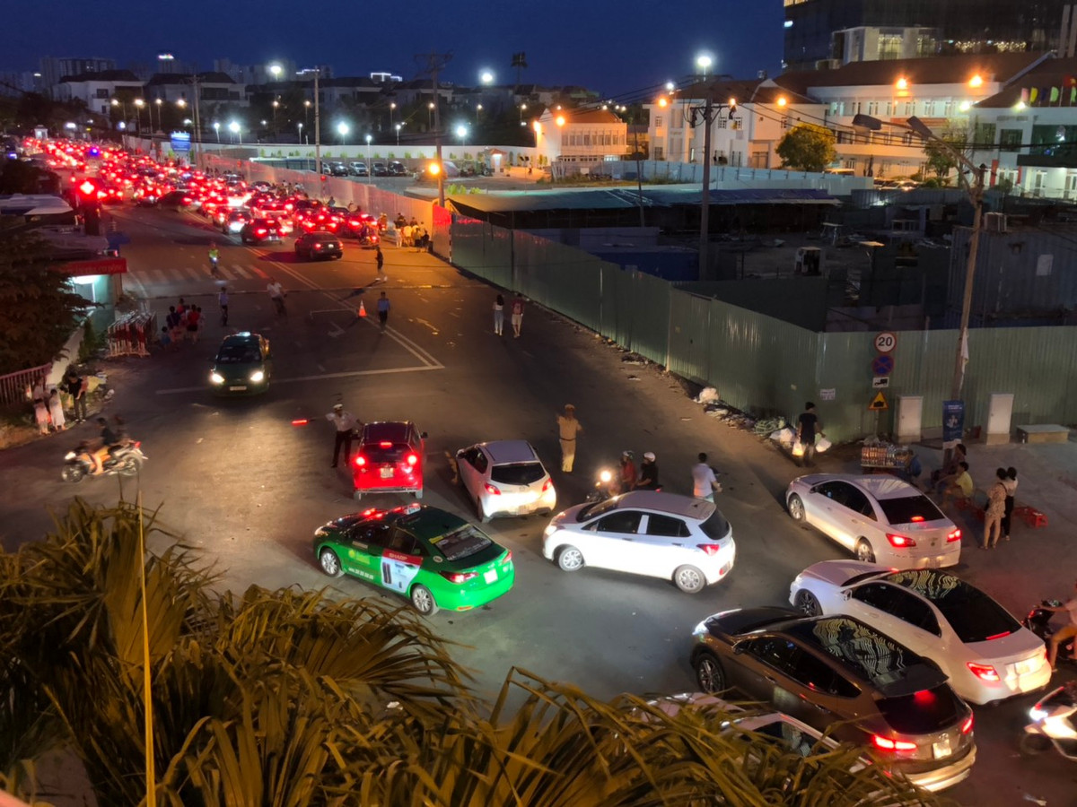 Theo ghi nhận của PV Kiến Thức, từ 18h30 nhiều tuyến đường đổ về 2 điểm bắn pháo hoa 30/4 bắt đầu kẹt cứng.