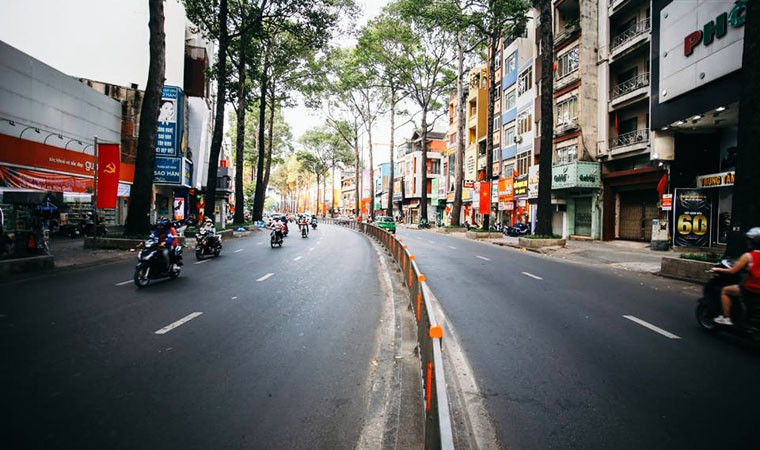 Đường 3/2 (quận 10) thường tấp nập xe cộ suốt ngày đêm nhưng trưa 30/4 trở nên "hiền hòa" đến ngỡ ngàng.