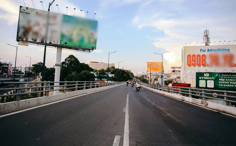 Cầu vượt trên đường Cộng Hòa (quận Tân Bình) trưa 30/4.