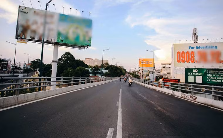 Cầu vượt trên đường Cộng Hòa (quận Tân Bình) trưa 30/4.