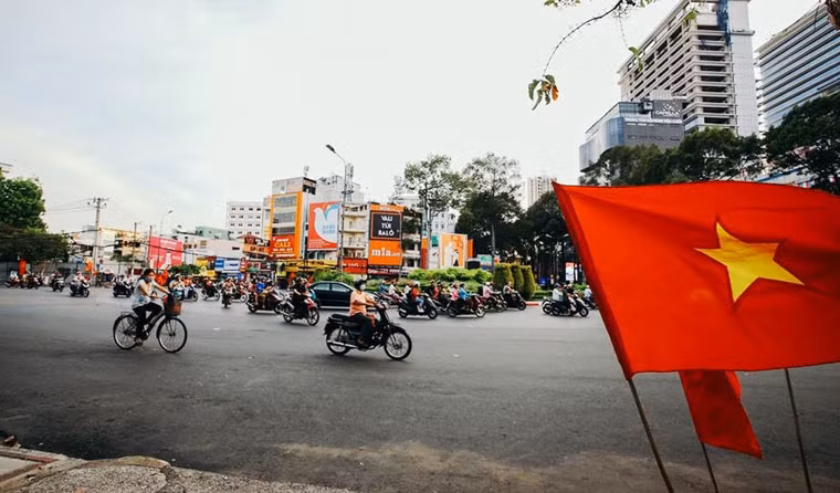 Đa phần các cửa hàng kinh doanh đóng cửa nghỉ lễ; người dân rời thành phố đổ về các tỉnh, thành để chơi lễ.