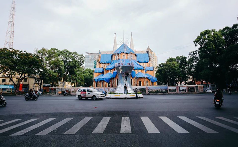 Giao lộ Lê Duẩn - Phạm Ngọc Thạch (quận 1) vắng vẻ khác lạ trong ngày 30/4.